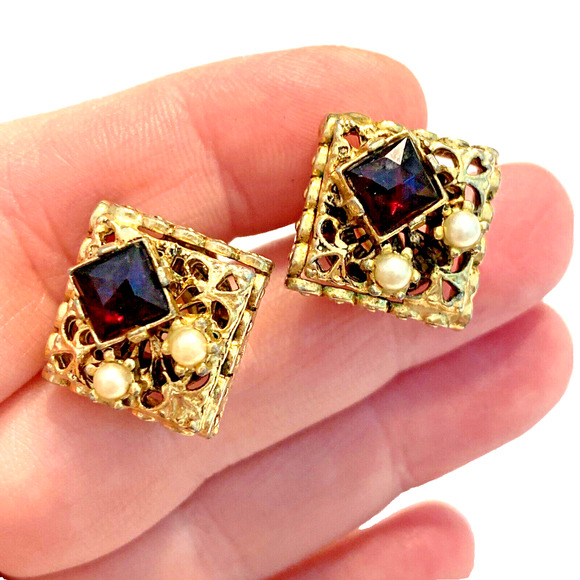 Vintage Screw Back Earrings Gold Filigree Red Rhinestone Faux Pearls Mid Century - Picture 4 of 6
